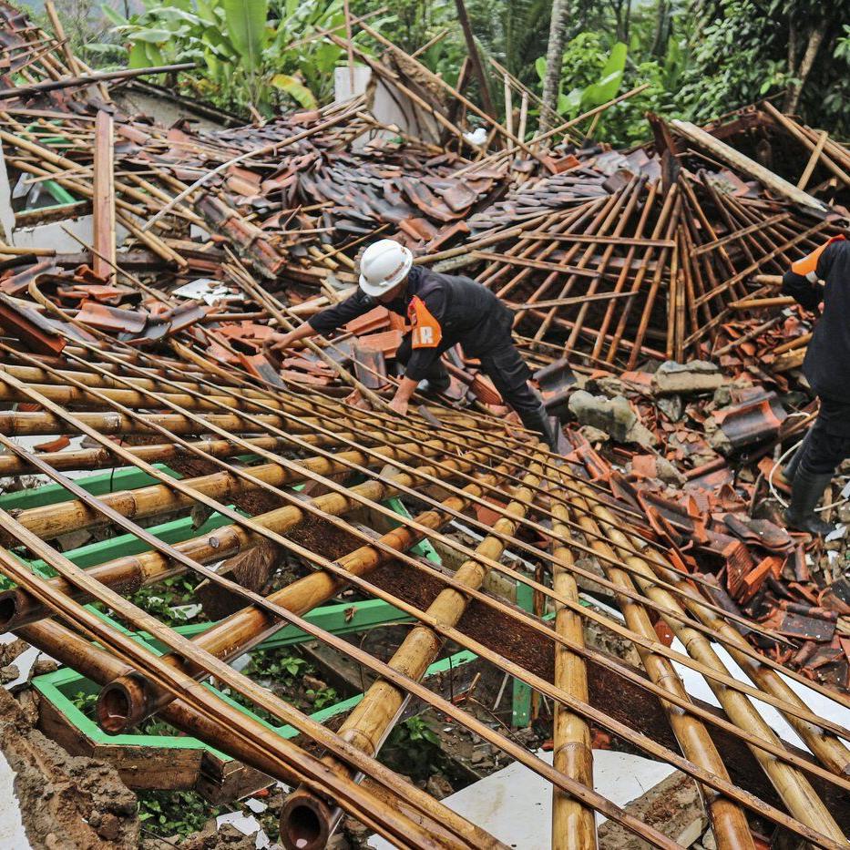 Landslides and flash floods hit Indonesia’s Java island, leaving 10 dead and 2 missing